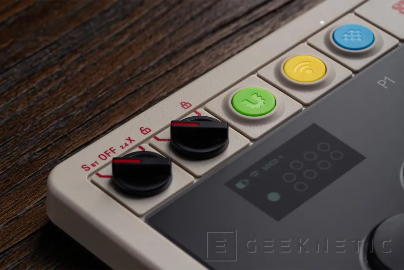 Geeknetic 8BitDo lanza el Arcade Controller Pro por 119,99 dólares con pantalla propia y switches intercambiables 2