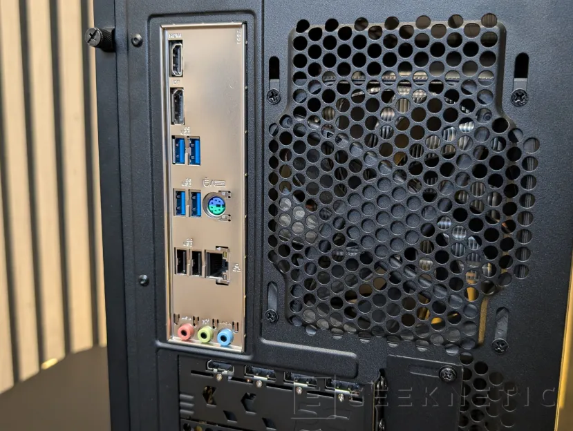 Geeknetic CoolMod COOLPC BLACK III Review: un sobremesa gaming que prescinde de lo superfluo para offrir rendimiento 2K por menos de 1.400 euros 8
