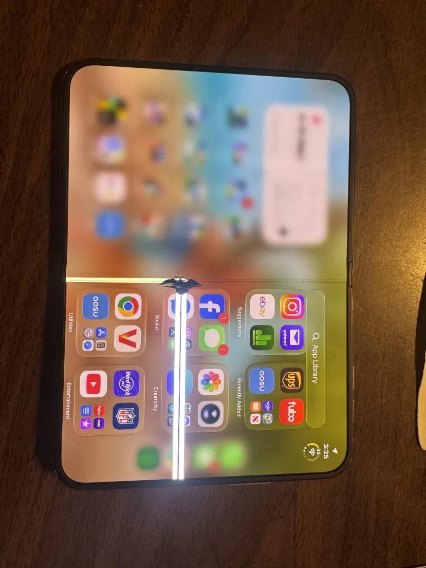 Geeknetic Usuarios del iPhone Duo reportan endurecimiento de la bisagra que puede acabar rompiendo la pantalla 2