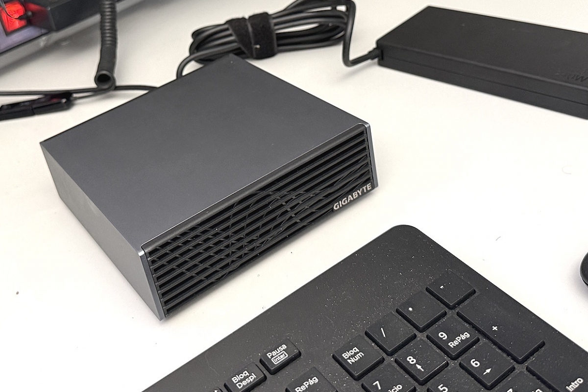 Gigabyte AI TOP ATOM Review, 128 GB de memoria unificada y 200 GbE para llevar la IA local a tu mesa