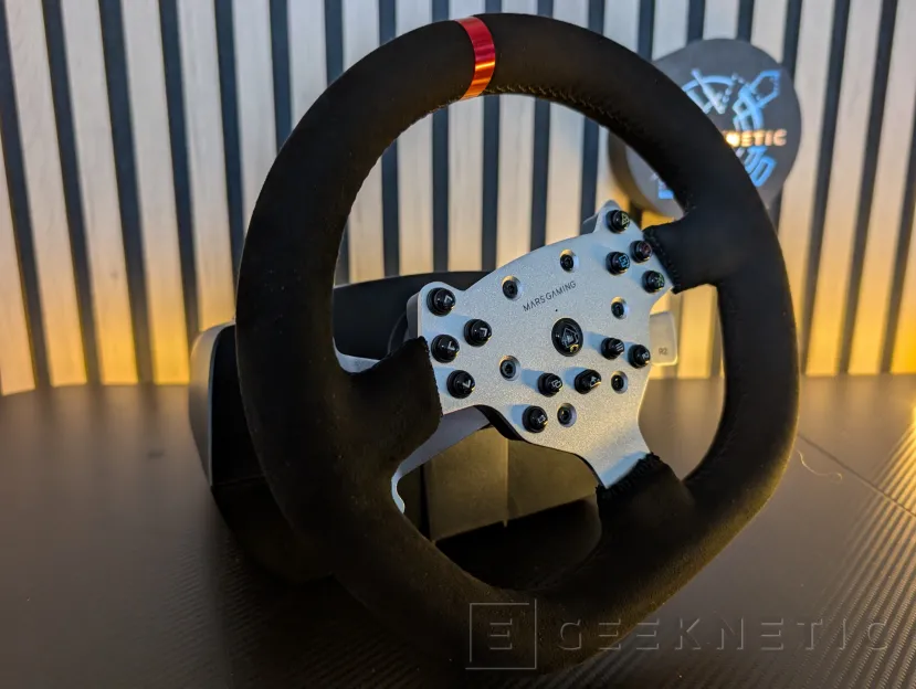 Geeknetic MARS GAMING MWH-RSX Review: un volante con Force Feedback, tres pedales y palanca de cambios por menos de 180 euros 2