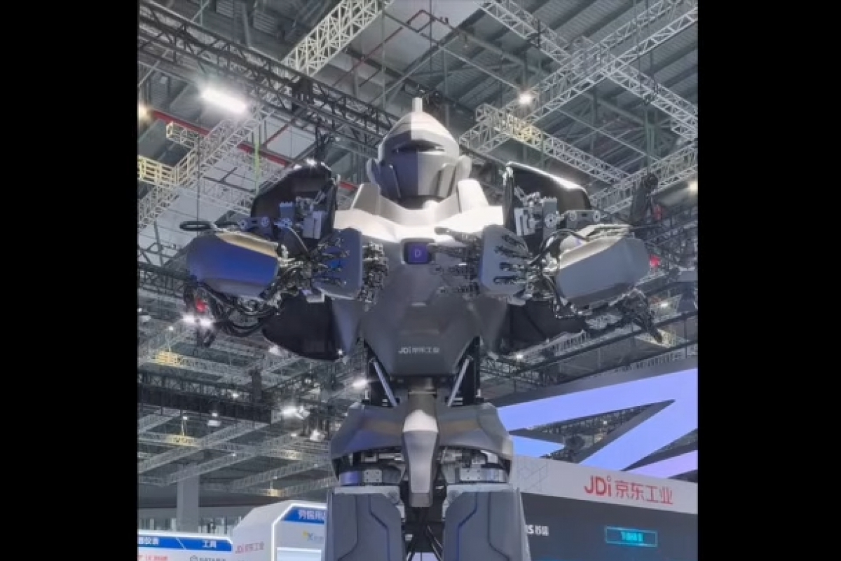 El Neo1 es un robot humanoide de 4 metros y capaz de levantar 500 kilos gracias a sus actuadores hidráulicos